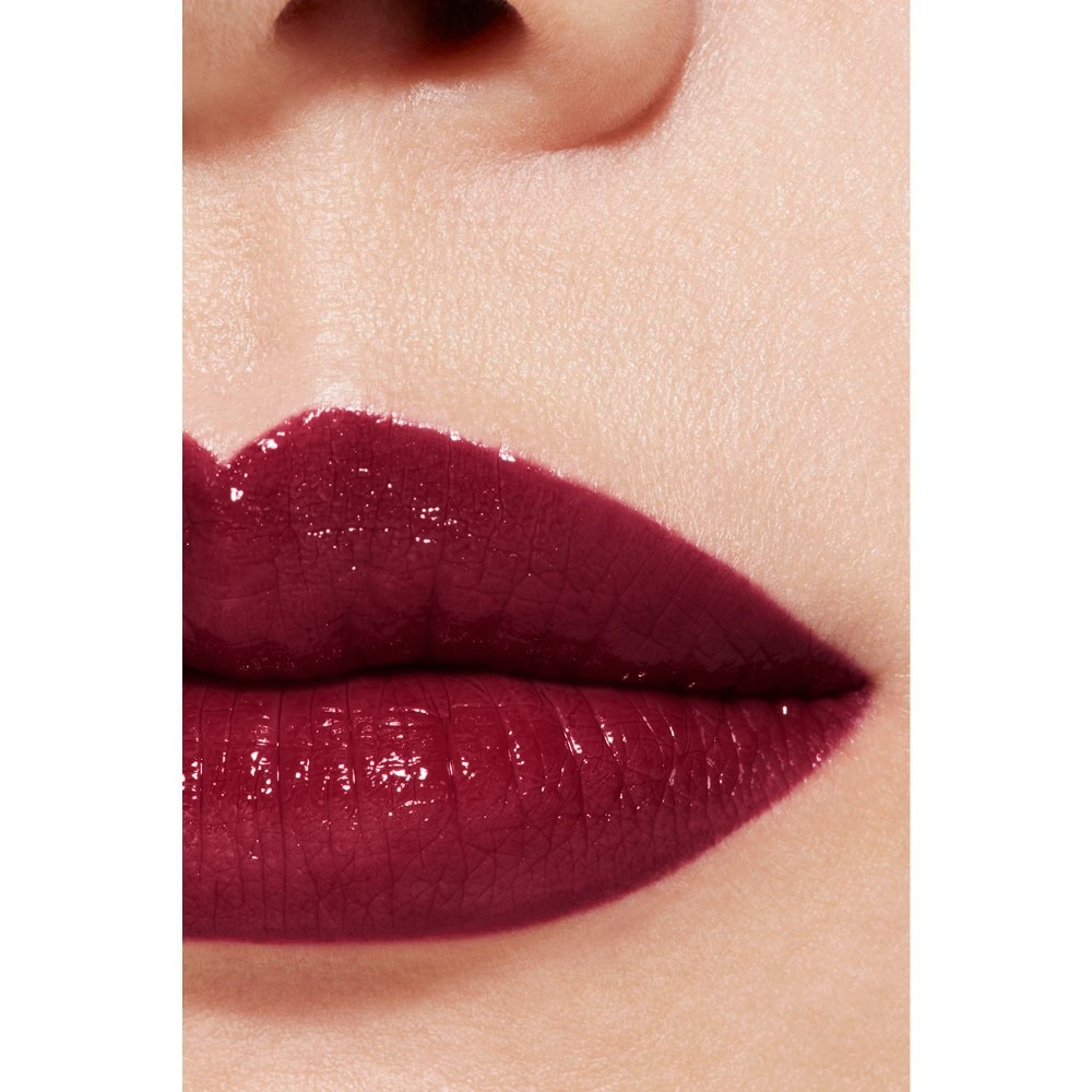 LA BARRA DE LABIOS SATINADA DE LARGA DURACI&Oacute;N, TRATAMIENTO HIDRATANTE Y ALISANTE
